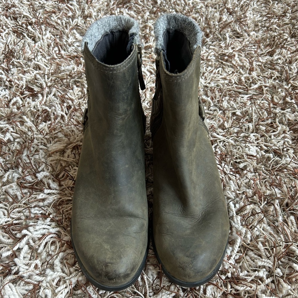 Sorel Lolla Ankle Boots in Green Size 9